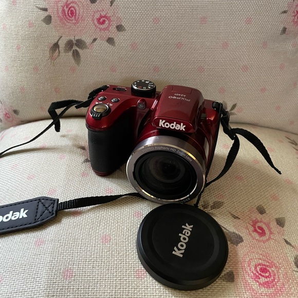 kodak pixpro AZ401 megapixel never used red comes with camera bag
